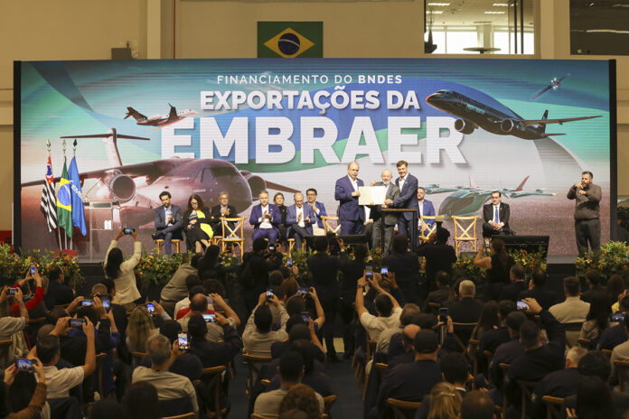 BNDES finances export of 32 Embraer E175's to American Airlines